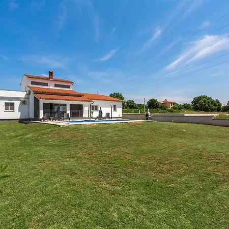 3 Bedroom Gorgeous In Galižana