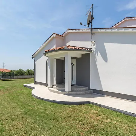 別荘 Cozy Home In Galizana Galižana