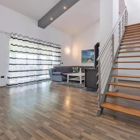 3 Bedroom Gorgeous In Galižana