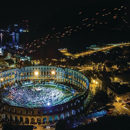 別荘 3 Bedroom Gorgeous In Galižana