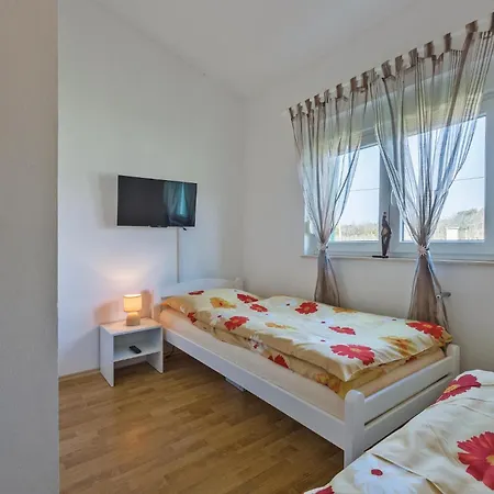 3 Bedroom Gorgeous In Galižana