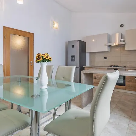 3 Bedroom Gorgeous In Nyaraló Galižana