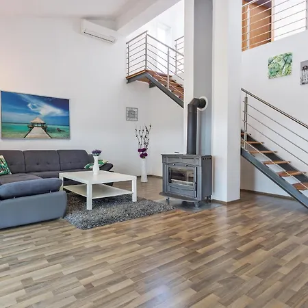 3 Bedroom Gorgeous In Nyaraló Galižana