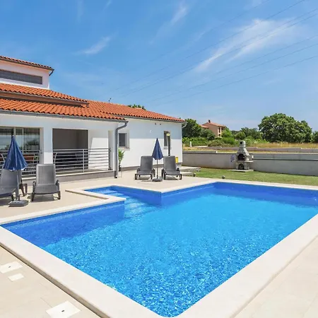 3 Bedroom Gorgeous In Nyaraló Galižana