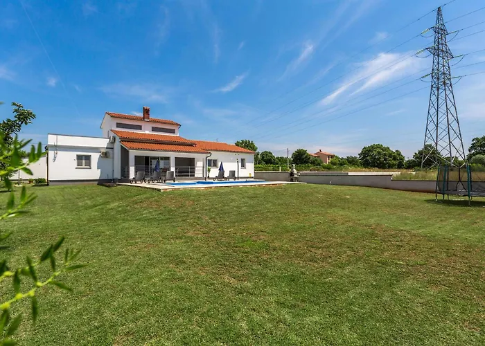 3 Bedroom Gorgeous In Galižana