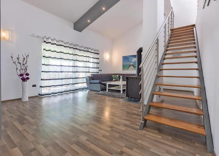 3 Bedroom Gorgeous In Galižana